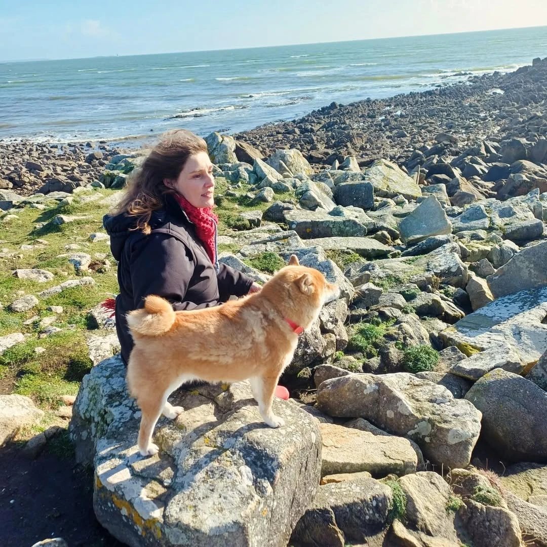 Véronique et Yesse sur les rochers face à l’océan